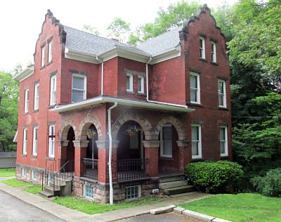 photo of oak park cemetery caretakers home